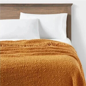 NWT Fringed‎ Boule Bed Throw Yellow
- Threshold